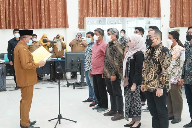 Hendri Septa Lantik Pengurus Komite Ekonomi Kreatif Kota Padang Periode 2021-2026   