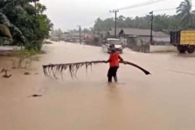 Banjir Kepung Tapan, Arus Lalu Lintas Painan-Bengkulu Terhambat