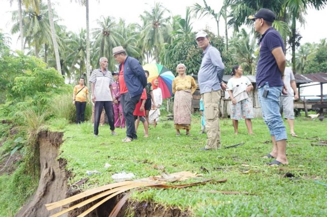 Kunjungi Warga Terdampak Tebing Runtuh, Genius Umar Serahkan Bantuan Sembako