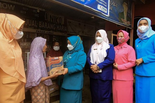 Peringati Hari Ibu: Ketua TP-PKK Kabupaten Sijunjung, Ny Riri Benny Dwifa Anjangsana ke Rumah Warga dan Bantu Perlengkapan Jualan