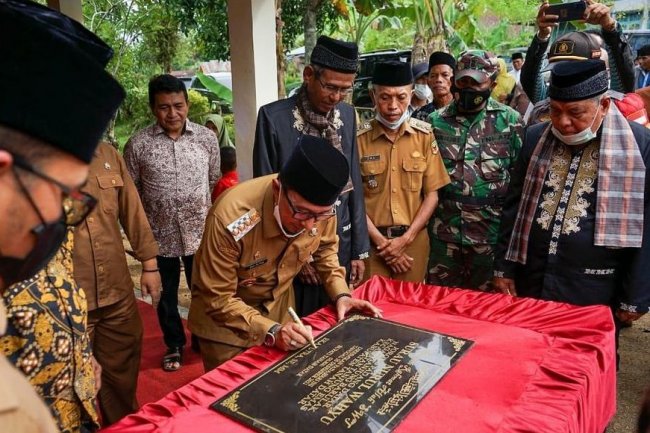 Bupati Eka Putra Resmikan Surau dan Naiki Rumah Gadang Suku Melayu Nagari Tanjung Barulak