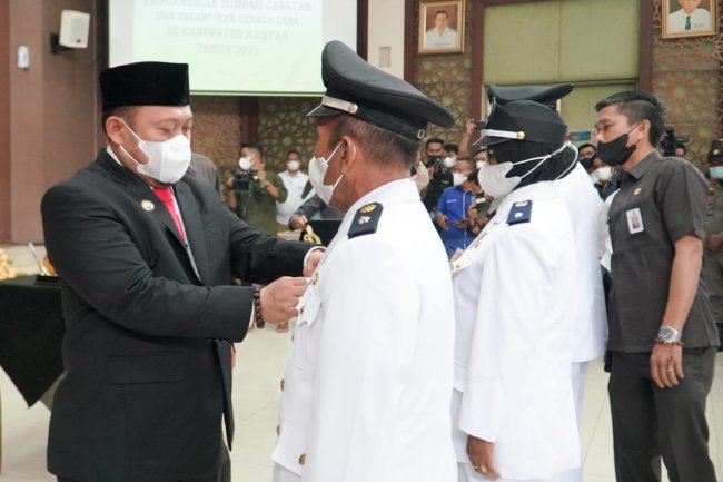 Lantik Kades Hasil Pemilihan 2021, Bupati Kampar: Program Strategis Satu Desa Satu Ambulans Tuntas 2022   