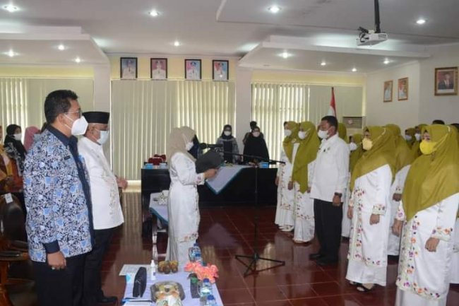 Ketua Dekranasda Kabupaten Agam Ny. Yenni Andri  Lantik Pengurus  Periode 2021-2024
