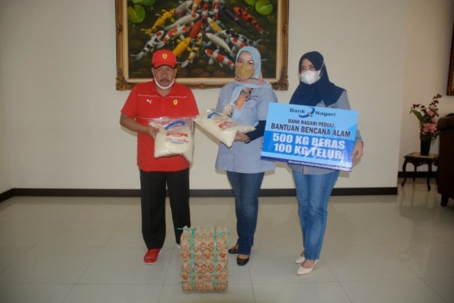 Bank Nagari Lubuk Basung Salurkan Bantuan Sembako untuk Korban Banjir Tiku V Jorong