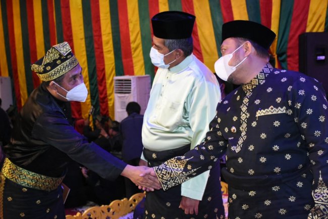 Disaksikan Gubri dan Bupati Kampar, Kapolda Riau Irjen. Pol. Agung Setya Imam Effendi Dianugerahi Gelar Adat Datuk Bandaro Alam