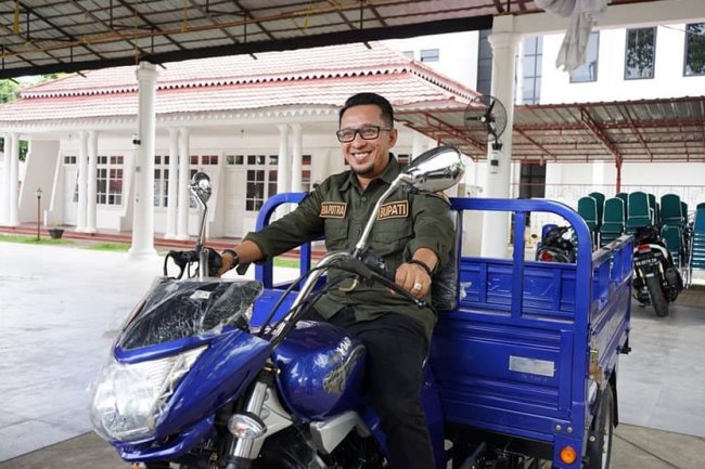 Bupati Eka Putra Serahkan Bantuan  Betor Asosiasi Pedagang Pasar Batusangkar