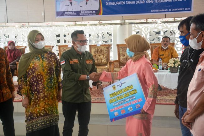 Luar Biasa!  Ringankan Beban 3.700 Pelaku Usaha , Bupati Tanah Datar  Serahkan Bantuan Modal  UMKM