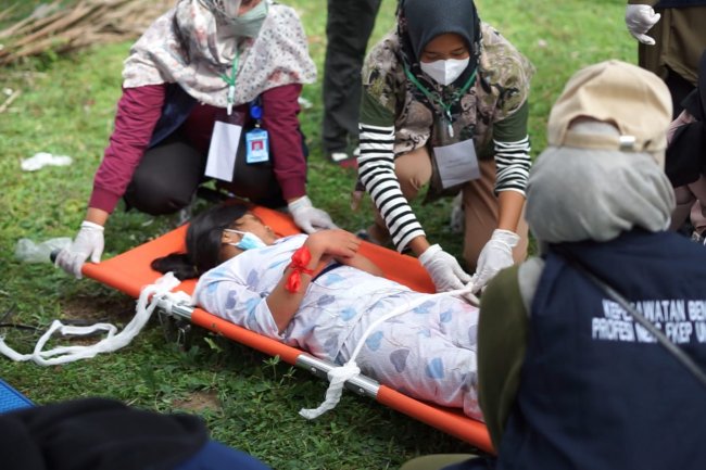 Simulasi Tanggap Darurat Bencana Mahasiswa Profesi Keperawatan Unand: Pasia Jambak Digoncang Gempa, Warga Panik