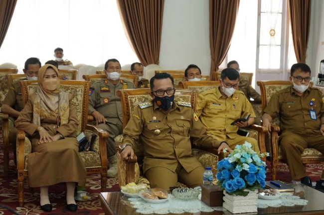 Dihadapan Gubernur, Bupati Tanah Datar Sampaikan Capaian Vaksinasi Data KPCPEN Berbeda dengan Data Provinsi