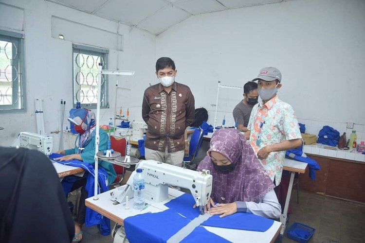 Tingkatkan Pendapatan, Ibu Rumah Tangga Sawahlunto Ikuti Pelatihan Menjahit