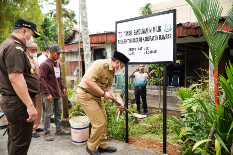 Tertibkan Asset Pemkab  Kampar, Bupati  Catur Pasang Plang Hak Milik  