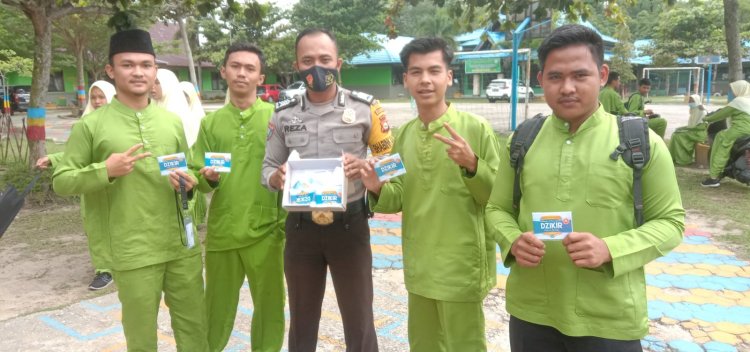 Keren, Anggota Bhabinkamtibmas  Bripka Reza Ilham Bagikan 100  Buku Zikir di MAN II Kampar