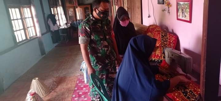 Lakukan Komsos, Babinsa Motivasi Pemilik Galeri Kembangkan Inovasi Pakaian Adat Minang