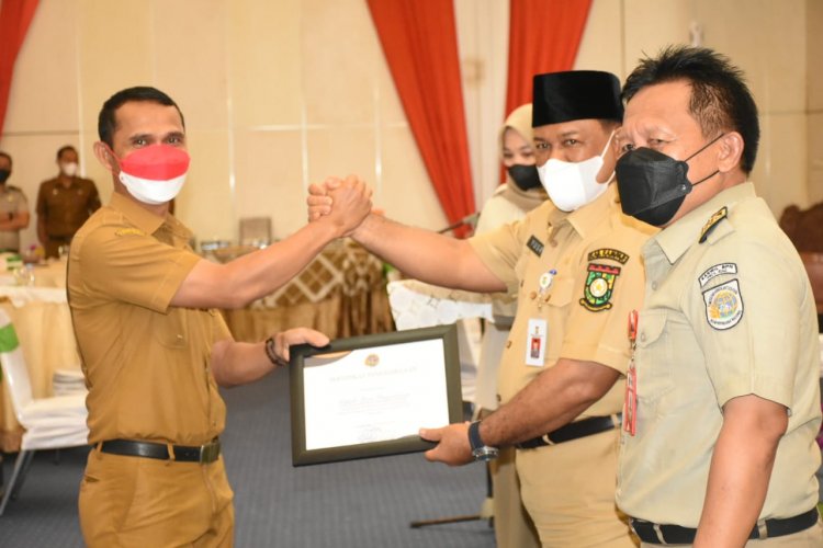 Kembali, Bupati Kampar Serahkan 9.500 Sertipikat Hak Tanah Masyarakat