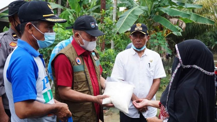 Warga Terdampak Banjir Dharmasraya Dibantu Logistik, Sekda Adlisman:  Petugas Diminta Pantau Kondisi Kesehatan Anak-anak dan Lansia