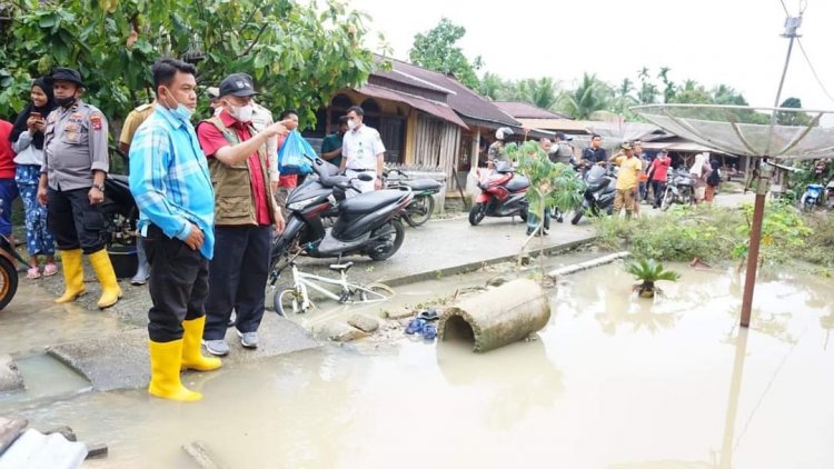 Warga Terdampak Banjir Dharmasraya Dibantu Logistik, Sekda Adlisman:  Petugas Diminta Pantau Kondisi Kesehatan Anak-anak dan Lansia