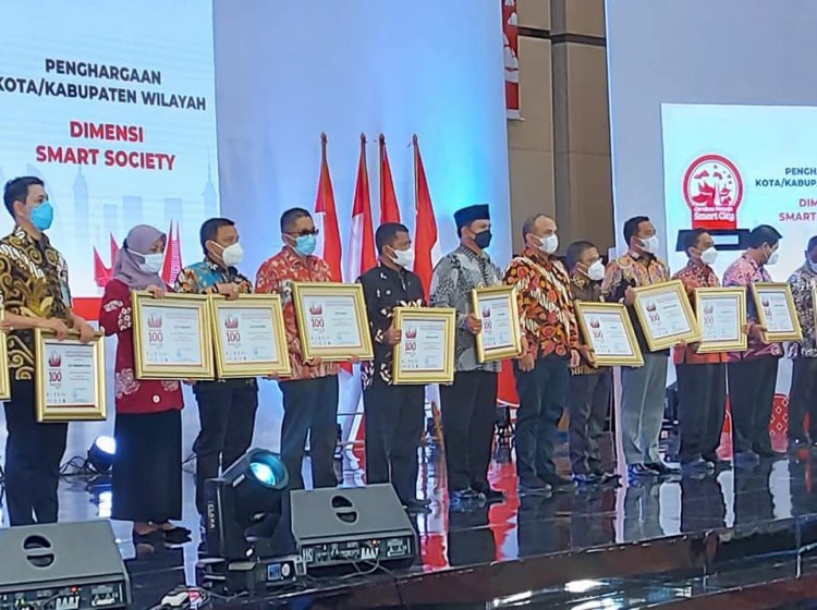 Implementasi Program Smart City, Wako Padang Hendri Septa Terima Penghargaan Kemenkominfo RI