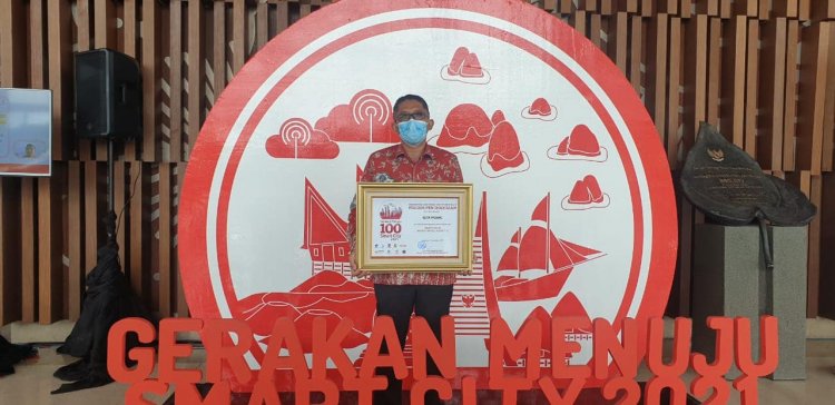 Implementasi Program Smart City, Wako Padang Hendri Septa Terima Penghargaan Kemenkominfo RI