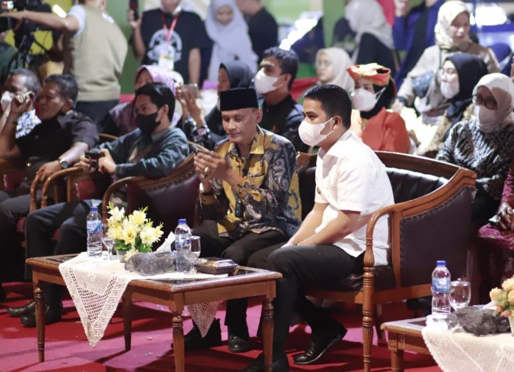 Malam Anugerah Festival Ekonomi Kreatif Kota Solok Semarak, Para Juara Terima  Hadiah