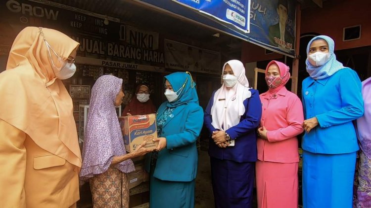 Peringati Hari Ibu: Ketua TP-PKK Kabupaten Sijunjung, Ny Riri Benny Dwifa Anjangsana ke Rumah Warga dan Bantu Perlengkapan Jualan
