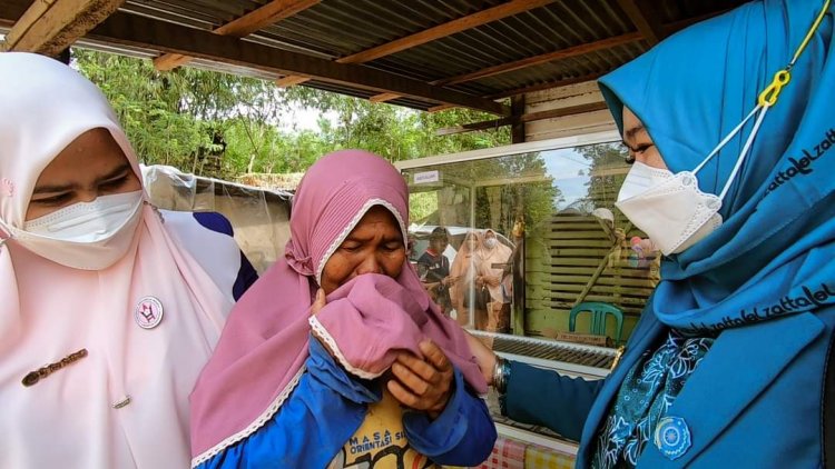 Peringati Hari Ibu: Ketua TP-PKK Kabupaten Sijunjung, Ny Riri Benny Dwifa Anjangsana ke Rumah Warga dan Bantu Perlengkapan Jualan