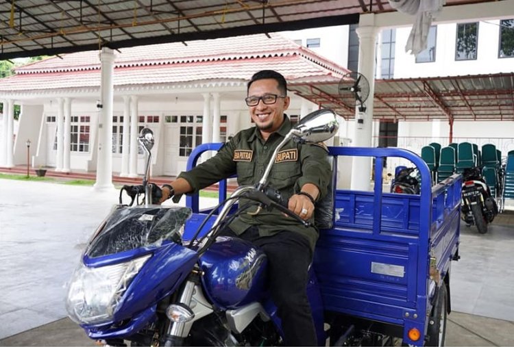 Bupati Eka Putra Serahkan Bantuan  Betor Asosiasi Pedagang Pasar Batusangkar