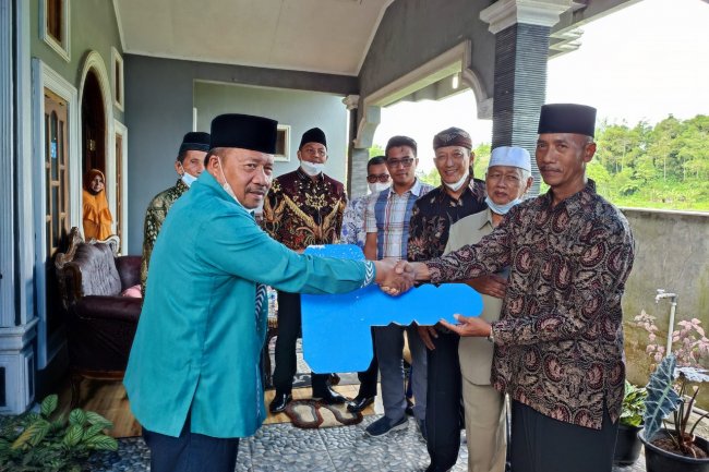 Bupati Agam Serahkan Bantuan Ambulance untuk Paperja Nagari Gaduik