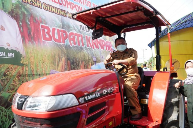 Serahkan Traktor Pertanian, Bupati Kampar Inginkan Daerah Perbatasan Harus Menjadi Desa Unggulan