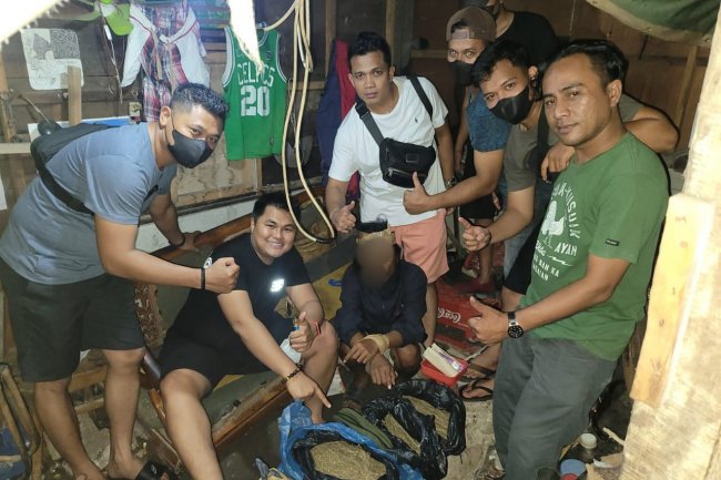 Tim Opsnal Satnarkoba Polresta Padang Tangkap  Terduga Narkoba dan Sita Paket Ganja