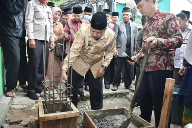 Bupati Agam Letakan Batu Pertama Pembangunan Surau Baru Kandikia