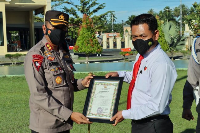 Gagalkan Penyelundupan Ganja Antar Provinsi, Tim Opsnal Satresnarkoba Terima Penghargaan dari Kapolres Pasbar