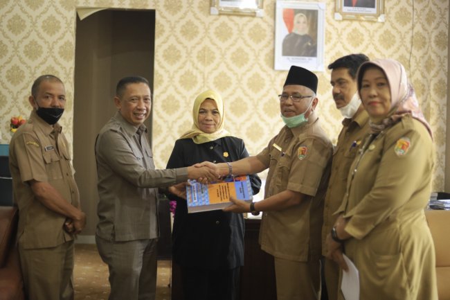 Dinas Perpustakaan dan Kearsipan Kota Solok Serahkan Dokumen Pemusnahan Arsip DPRD