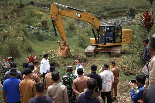 Launching Penggunaan Eskavator,  masyarakat Alahan Panjang Goro Bersama Bupati Solok