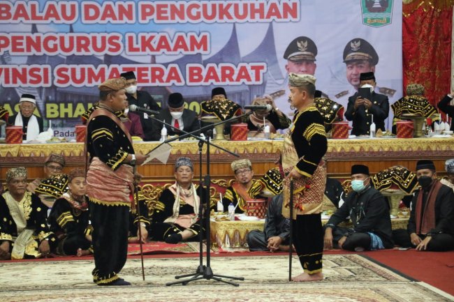 Pancangkan Tekad Tegakkan Tigo Tungku Sajarangan -Tali Tigo Sapilin, Pengurus LKAAM Sumbar 2022-2026 Dikukuhkan