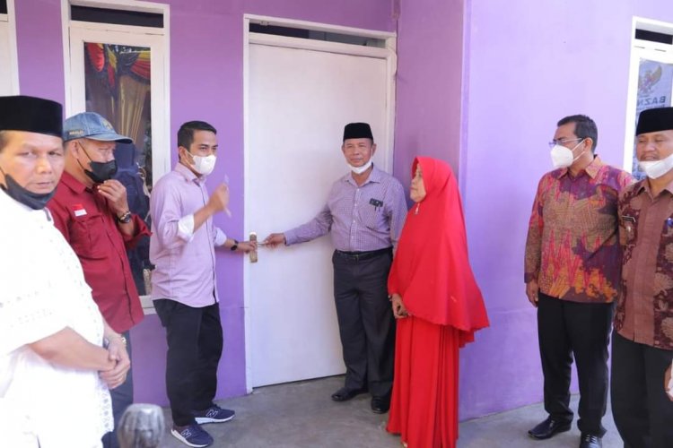 Selesai Direhab, Wawako Solok Serahkan Kunci Bedah Rumah