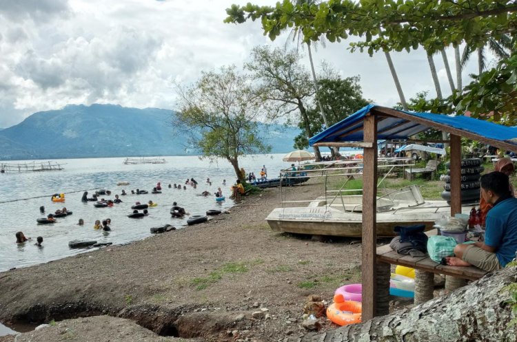 Libur Tahun Baru, Objek  Wisata Pantai Tanjung Lurah Danau Singkarak, Ramai Dikunjungi Wisatawan