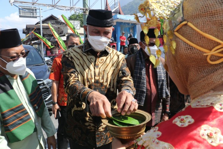 Dihadapan Gubernur Sumbar, Wakil Rektor II UNP Dikukuhkan Jadi Pangulu Suku Tanjuang Maninjau