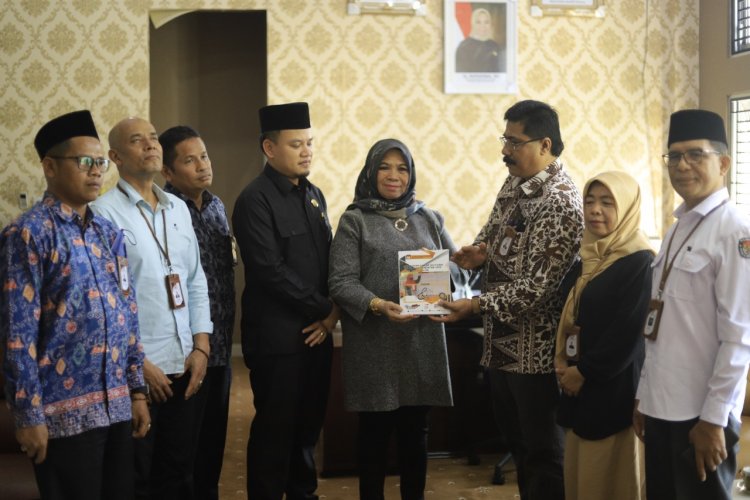 Serahkan Buku Hasil Pemilu dan Pilkada 2020, Komisioner KPU Kota Solok Kunjungi DPRD