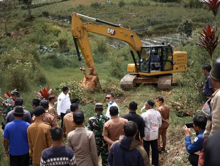 Launching Penggunaan Eskavator,  masyarakat Alahan Panjang Goro Bersama Bupati Solok