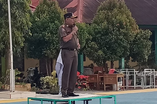 Pembina Upacara di SMKN 1 Guntal,  Elafki: Satpol PP Akan Lakukan MoU dengan Sekolah di Kab Solok