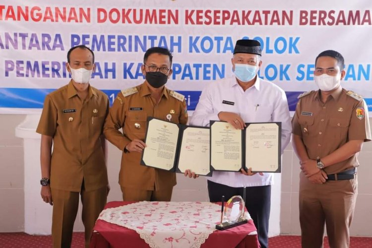 Jalin Kerjasama, Walikota Solok Zul Elfian dan Bupati Solsel Khairunnas Teken MoU