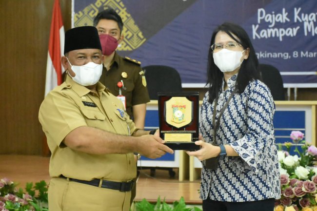 KPP Pratama dan Pemkab Kampar Serahkan Penghargaan Wajib Pajak Tepat Waktu.