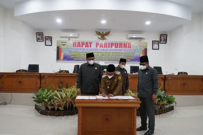 DPRD dan Pemkab Tanah Datar Tetapkan Dua Ranperda Menjadi  Perda  
