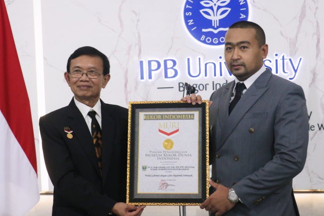 Membanggakan! Miliki Tujuh Gelar Akademik, Wagub Sumbar Audy Joinaldy Diganjar Rekor MURI