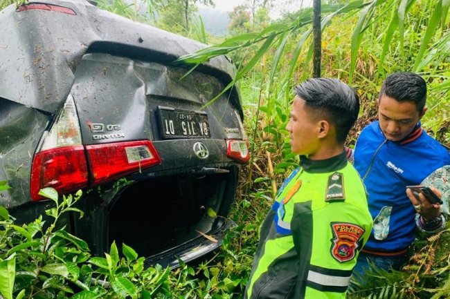 Lepas Kontrol dan Slip, Sebuah Mobil Inova Masuk Jurang di Jalan Raya Solok - Alahan Panjang