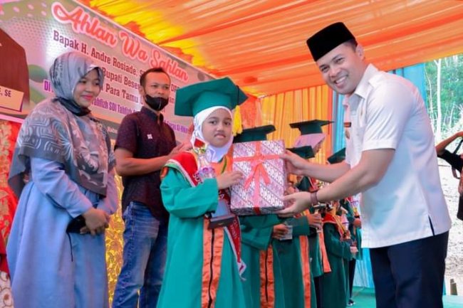 Dihadiri Wabup Sijunjung SDI Tahfizh Al Hikmah Wisuda 69 Hafizh