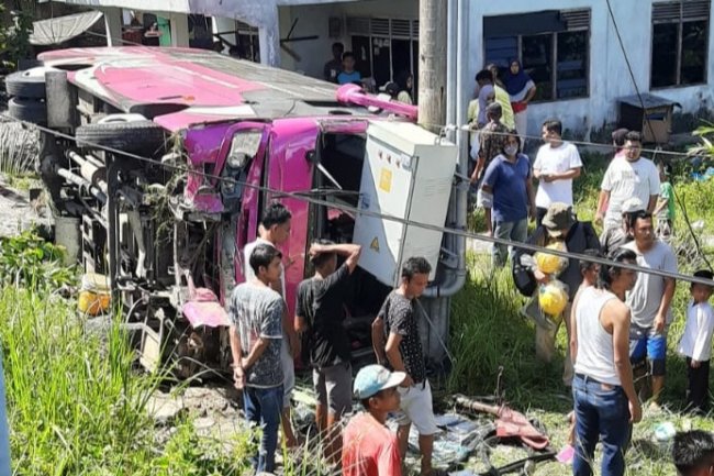 Diduga Hilang Kendali,  Bus Rombongan Mahasiswa UNP Kecelakaan di Gasan Kaciak Agam