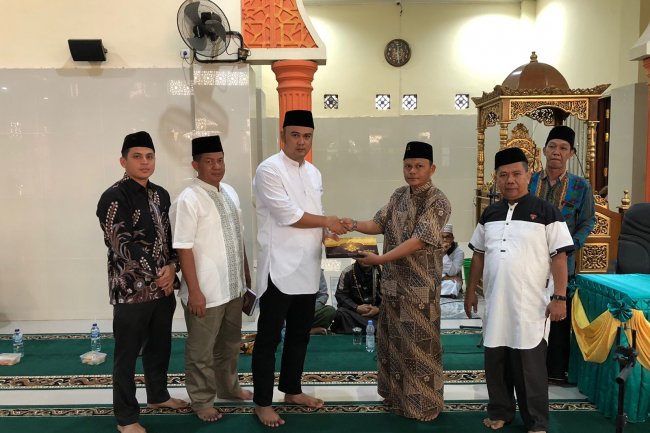 Bupati Sijunjung, Benny Dwifa Yuswir Subuh Berjamaah di Mesjid Raya Kamang Baru 