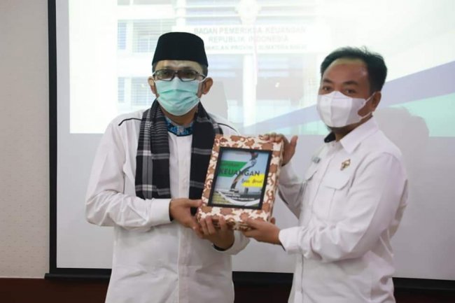 Wako Hendri Septa Serahkan LKPD 2021 ke BPK Sumbar