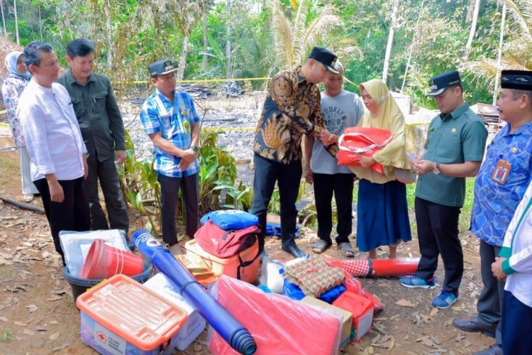 Peduli, Bupati dan Wabup Sijunjung Serahkan Bantuan kebutuhan Harian Kepada Korban Kebakaran